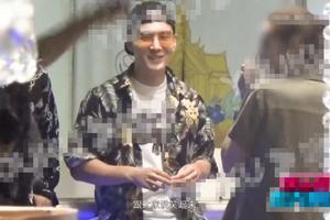 盛一伦穿花衬衫与友人玩密室逃脱至凌晨