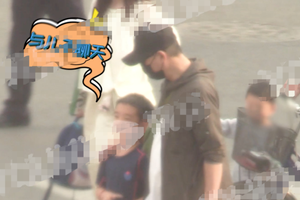 陈小春接Jasper回家过六一 与儿子搂肩亲密热聊