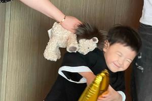 沈腾儿子近照曝光皮肤白净 脸颊肉嘟嘟好可爱