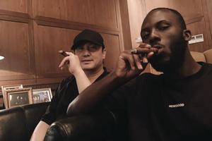 沈腾与外国好友聚会合照 拿雪茄姿势熟练