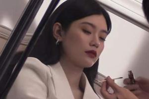 奚梦瑶怀二胎开工脸庞圆润 补妆时睡觉状态疲惫