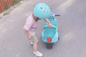 孙怡绿洲分享女儿骑小摩托背影照