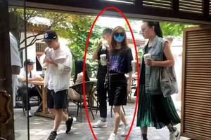 章泽天现身商界活动 手捧咖啡身形纤瘦皮肤白皙