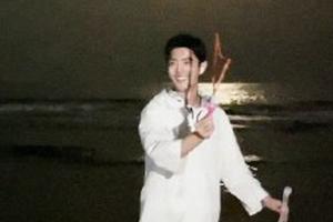 肖战海边vlog 唱歌玩泡泡机笑容温暖