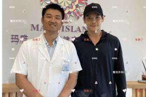 向佐与整形外科医生合影 穿黑色衣服戴帽子