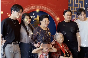 秦昊姥姥寿宴现场曝光 伊能静带哈利出席好温馨