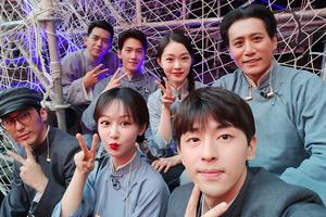 刘烨晒建党百年文艺演出后台合照