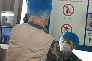 范丞丞蓝发撞色工作人员头套