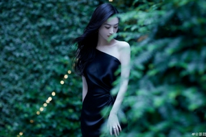 景甜微卷长发搭配红唇气质满分