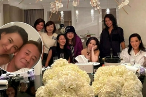 那英聚会手夹香烟 杨坤与美女贴面合影