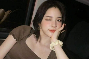 欧阳娜娜晒短发自拍 对镜wink卖萌可爱十足