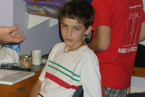 甜茶自曝童年旧照 五官立体颜值优越