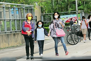 朱茵接女儿放学 黄莺梳双马尾辫和妈妈牵手好乖巧