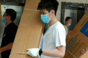 偶遇任豪在郑州市党校搬运物资