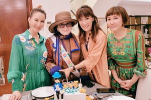 李玟晒照为妈妈庆生 三姐妹同框温馨有爱