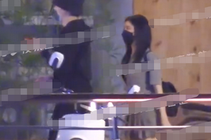 王大陆蔡卓宜与好友聚餐 结束后一起回家互动默契