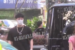 董又霖开车违规遭处罚 路边看手机发语音好忙碌