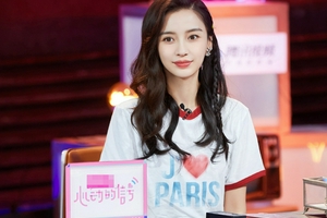 baby穿白色T恤造型清爽简约 大波浪卷发气质温柔