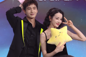 杨洋迪丽热巴合体比心 秀高甜拍照姿势