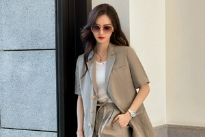 刘诗诗穿素色西装露温柔侧颜 墨镜加持御姐气质