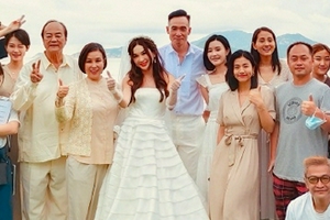 55岁温碧霞分享生日派对照 狄龙陈豪等到场祝贺