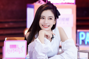 Angelababy着露肩上衣女神范足 单手托腮笑容甜美