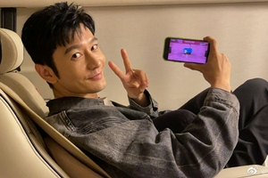 黄晓明祝贺表妹陈梦获乒乓球女单金牌