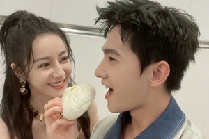 杨洋迪丽热巴晒合照 隔空喊话甜蜜投喂撒狗粮