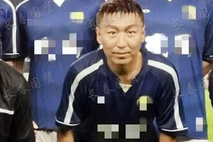 陈羽凡足球场合照显瘦不少状态好