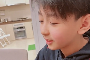 张柏芝晒二儿子互动日常视频