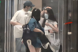 林允颜人中当街撒狗粮 牵手摸头超甜蜜