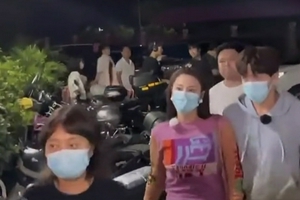 张雨绮李柄熹甜蜜现身桂林