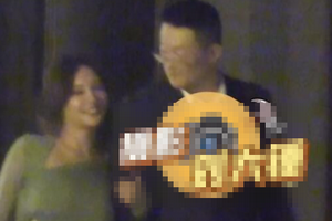出轨？姚笛老公深夜和美女手挽手散步
