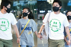 王彦霖与老婆十指紧扣帮背包超贴心