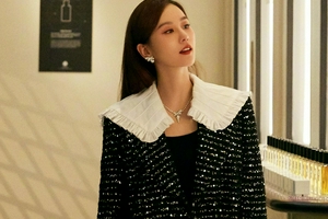 刘诗诗下衣失踪造型看展览 梳偏分长发气质好