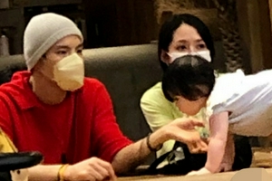 向佐郭碧婷带女儿外出吃饭 一家三口互动有爱