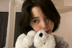 欧阳娜娜短发九宫格自拍 嘟嘴比耶眼神撩人