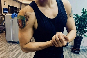 黄子韬穿背心展示壮实肱二头肌