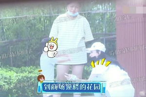 赵丽颖低调现身带儿子逛商场