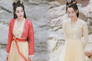 迪丽热巴鹅黄古装长裙娇俏嘟嘴卖萌