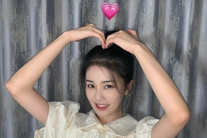 白鹿对镜比心秀剪刀手元气可爱