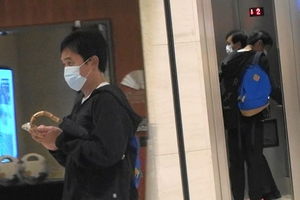 梁朝伟穿黑色运动服低调出街