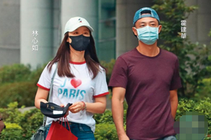 林心如出席母校活动霍建华低调陪伴