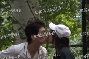 模特金大川和美女公园接吻曝光新恋情