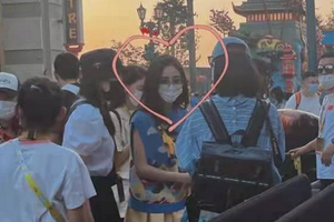 网友北京环球影城偶遇佟丽娅