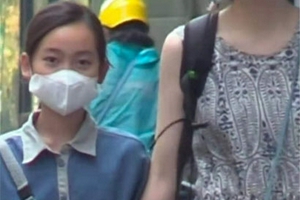 韩寒妻子与女儿看展 九岁小野暴风成长