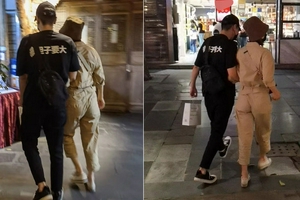 偶遇高圆圆赵又廷挽手同行十分恩爱