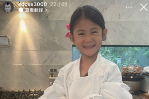 陈冠希晒女儿下厨体验4岁Alaia笑容可爱