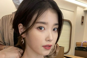 IU晒化妆室自拍照造型甜美多年可爱不变