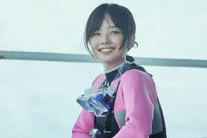 王冰冰穿潜水服发丝凌乱 素颜出镜状态似邻家少女